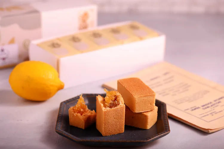 鳳檸酥以獨家法式餅皮中加入檸檬醬，提高了清爽度，酸醇的鳳梨餡多吃也不膩。後媽家Home Mom Bakery提供