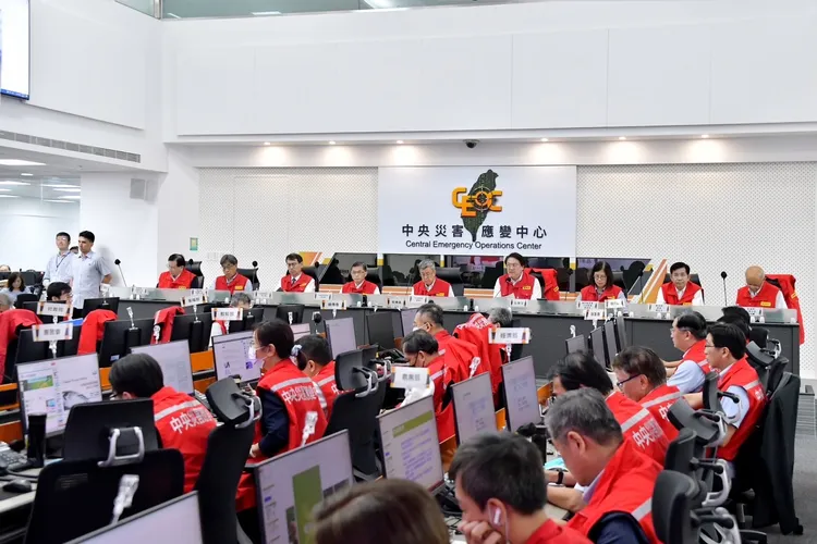 圖為2日下午災害應變中心會報情形。行政院提供