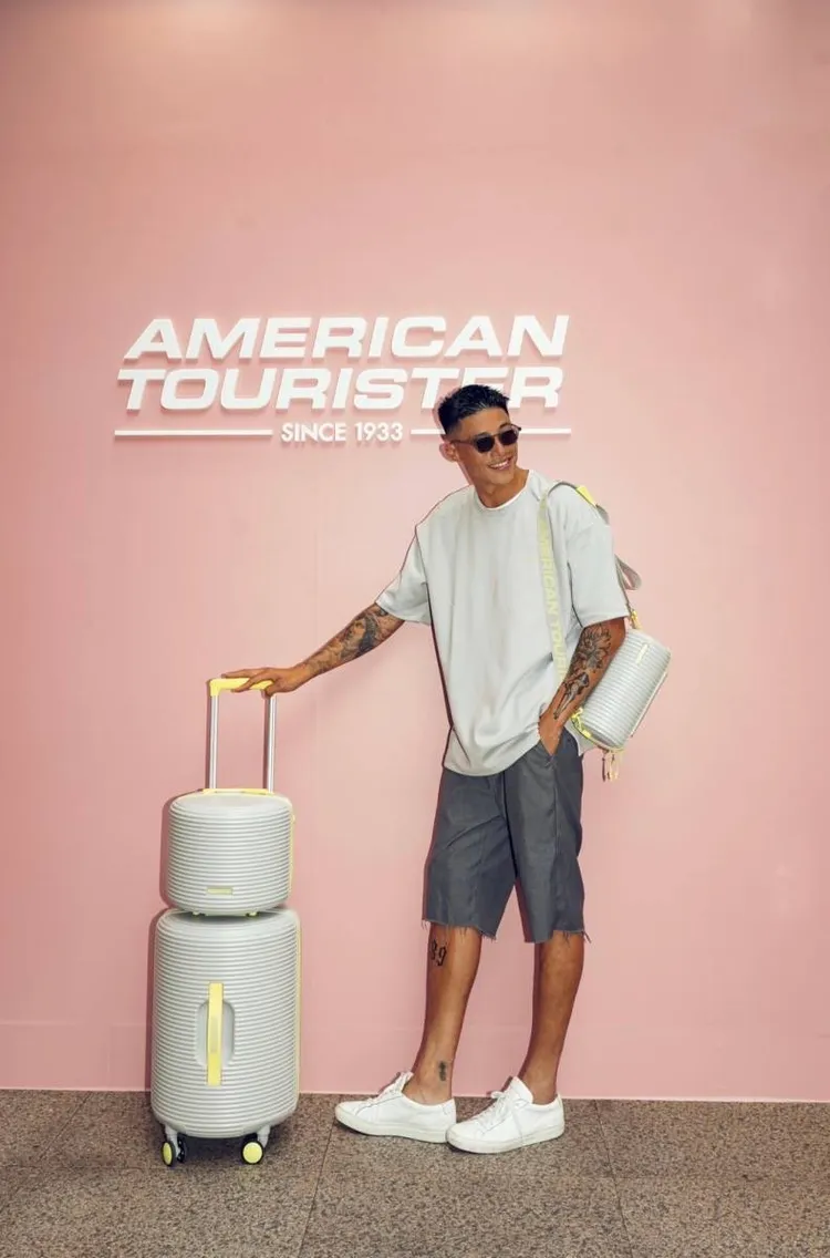 American Tourister ROLLIO圈圈箱，隨身包1700元、旅行袋2900元、隨行箱2200元、18吋行李箱6800元、28吋行李箱9800元。品牌題供