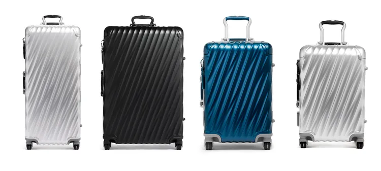 TUMI行李箱（左起）衣帽間登機箱7萬2800元、長途旅行箱6萬3800元、鋁合金登機箱#深丹寧4萬9800元、鋁合金短途旅行箱#銀色5萬9800元。品牌提供