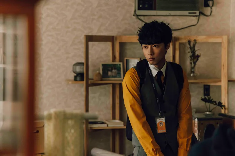 蔡凡熙一改過往學生形象，在《幸福房屋事件簿》中飾演佛系房仲助理。逆光電影股份有限公司提供