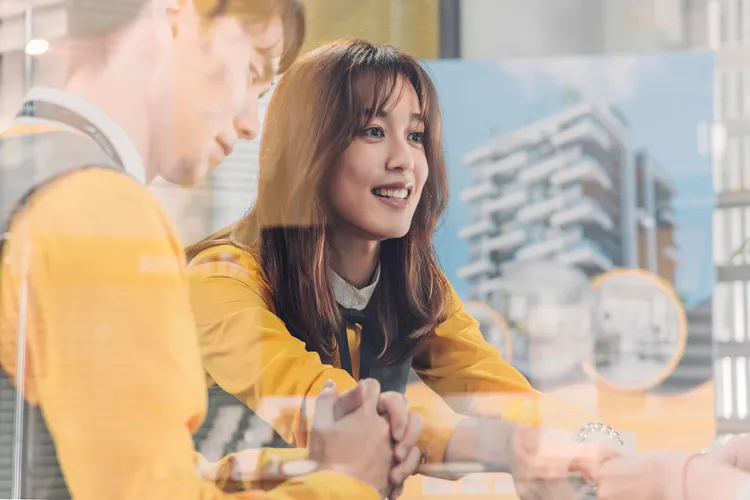 陳庭妮在《幸福房屋事件簿》化身霸氣外露的房仲經紀人。逆光電影股份有限公司提供