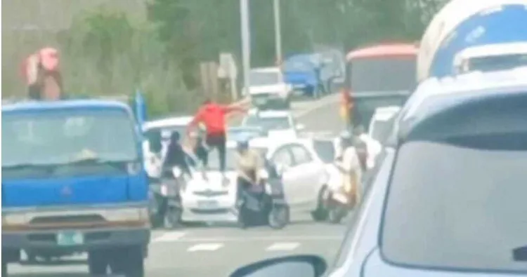 紅衣男跳上洪男座車踹擋風玻璃。翻攝臉書澎湖交通觀察日誌