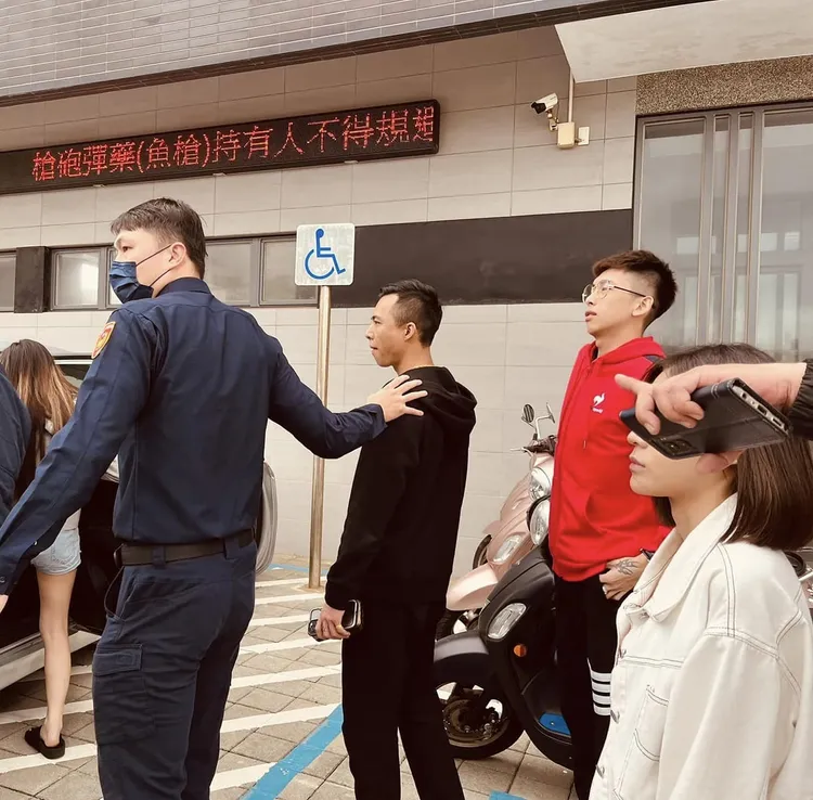 其中3名動手毆人的男子被檢方諭令6萬元交保。翻攝臉書澎湖交通觀察日誌