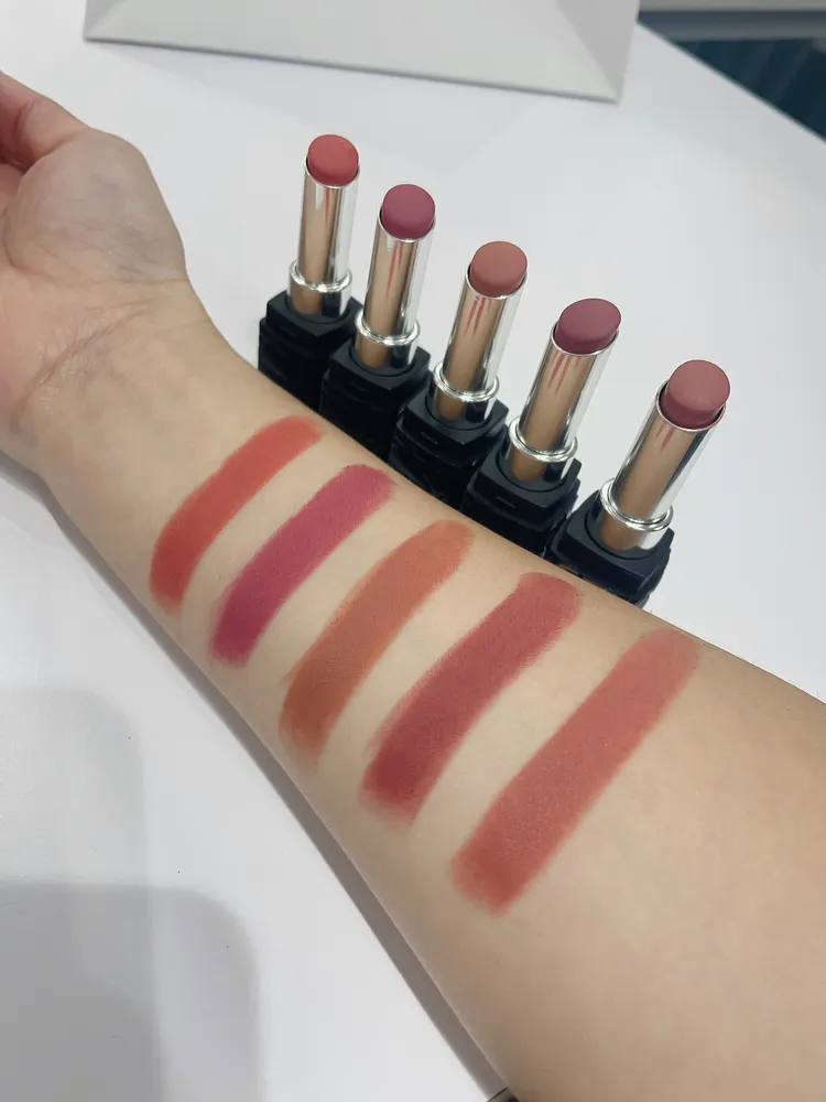 Dior超完美超完美持久唇膏手部試色，（上至下）#330、#625、#630、#729、#505。張家玲攝