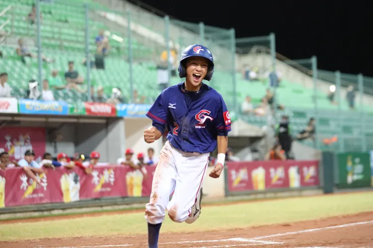 鄭奇恩全力跑壘。WSBC