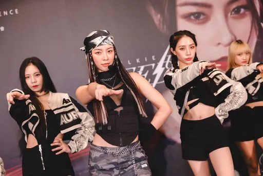 刪光周子瑜合照姊妹淘鬧翻啦?! 舒華閨蜜露面一口氣全說了