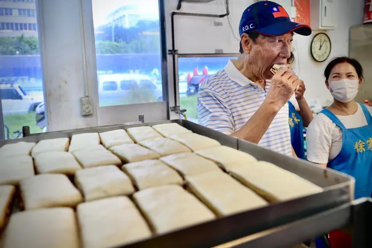 郭台銘認為，南門中繼市場應繼續給即將改建的東門市場使用。林林攝