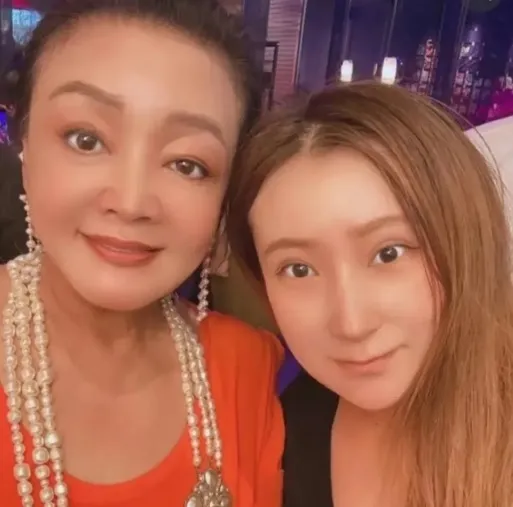 劉亦桐有時叫張蘭「蘭媽媽」。翻攝劉亦桐小紅書
