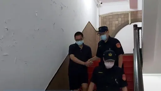 5少女应征模特儿沦性奴!她被拍570耻度爆表裸照 淫魔竟是补习班主任