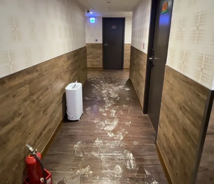 滅火器怪客犯後逃離，留下鞋印。讀者提供