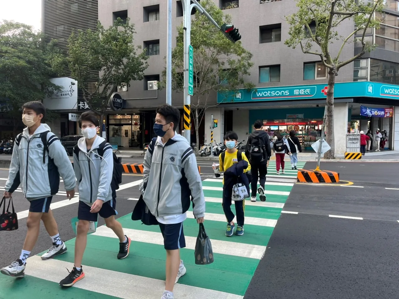 市府在部分路口設置人行庇護島,供無法在秒數內通過路口的行人暫停。市府提供