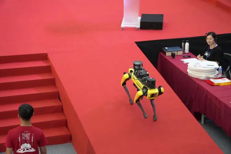 產學合作重量級嘉賓–機械狗出席活動，象徵台大與產業界攜手邁向前瞻科技的合作夥伴關係。台大提供