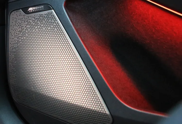 知名音響品牌Meridian為EV6規劃總共14個單體喇叭，並帶來極為動人的環繞音效。林浩昇攝