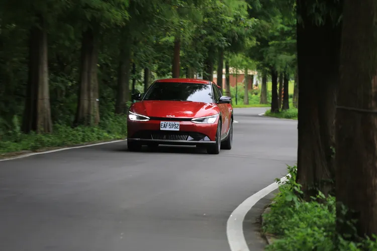 在郊區山路可以發現，即使EV6 Air增程版車重接近2噸重，但在後多連桿的懸吊結構，以及偏向歐化的避震阻尼配置之下，仍是有著不俗的靈活性。林浩昇攝