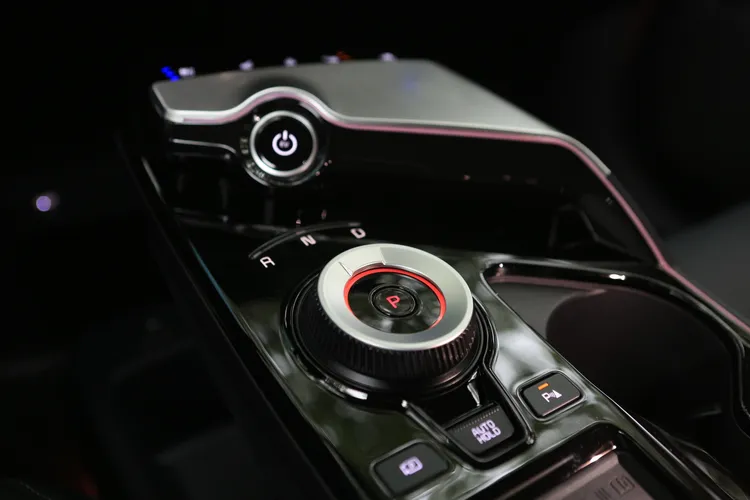 高架式的中央鞍座，上層羅列了電子式旋鈕排檔、車輛啟動/關閉鈕，以及手機無線充電面板等功能，精緻度也有十分優異的表現。林浩昇攝