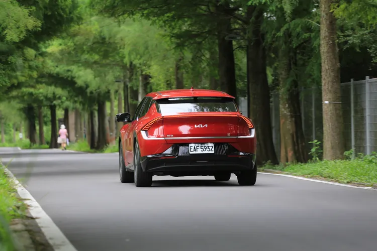 EV6 Air增程版就是一輛能夠讓你開起來隨心所欲、動靜自如的電動跑旅車。林浩昇攝
