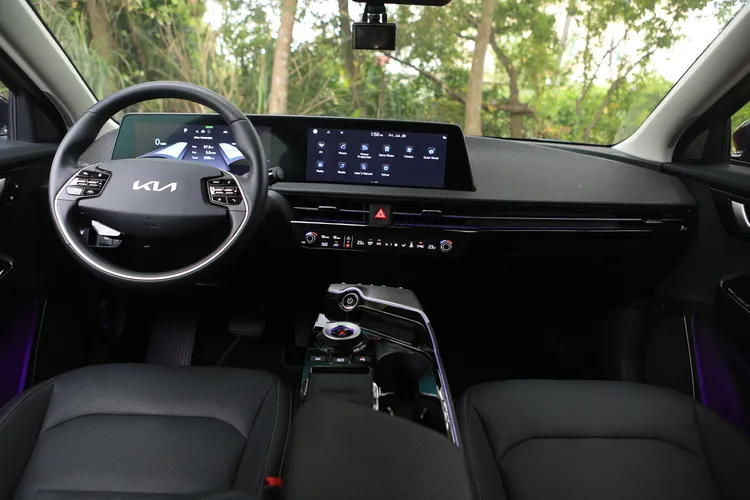 兩具12.3吋全景曲面顯示螢幕所建構的數位化座艙，搭配64色可調環艙氣氛燈，就像身處於未來概念車的空間之中。林浩昇攝