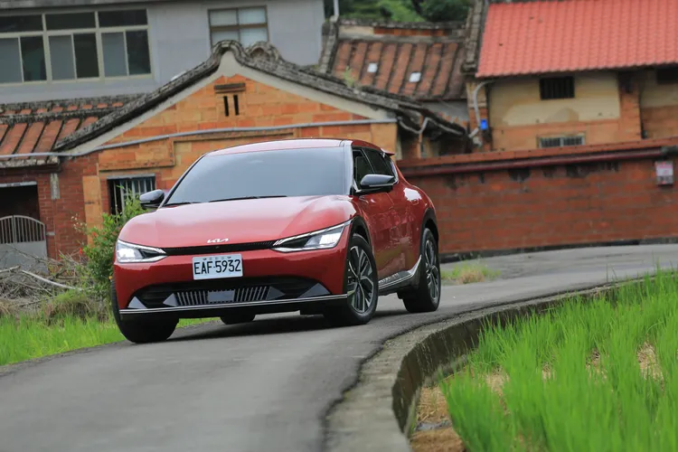 Kia EV6在國內提供單馬達或雙馬達四驅，共四種車型選擇，其中本次主角EV6 Air增程版銷售佔比最高，WLTC規範下的續航里程有著560公里優異的水準。林浩昇攝