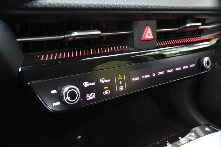 可切換式的功能控鍵螢幕，也是Kia EV6的亮點之一。林浩昇攝