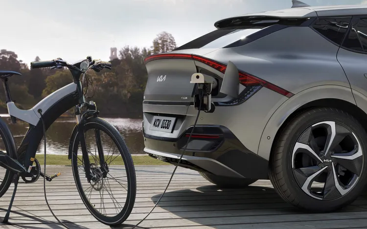 Kia EV6能支援V2L的車外電器電源分享，成為戶外燈具、電風扇、吹風機等電器的電力來源，是露營愛好者電力支援的最佳夥伴。原廠照片