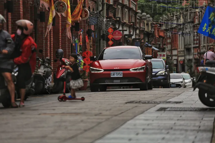 從台北前往三峽、大溪、龍潭的輕兜風行程，對於擁有強大續航力的EV6 Air增程版根本是小菜一碟。林浩昇攝