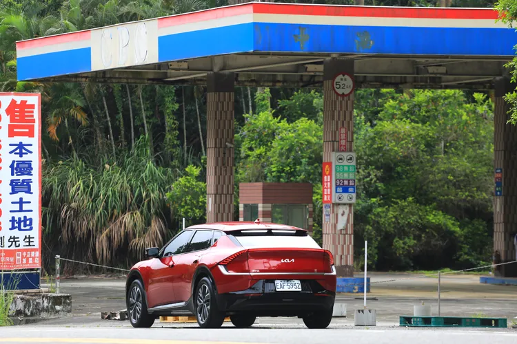 在電動車能源補充效率逐年提升，且電動車迎來普及浪潮時，可見的未來應會有愈來愈多加油站被迫收攤或轉型。林浩昇攝