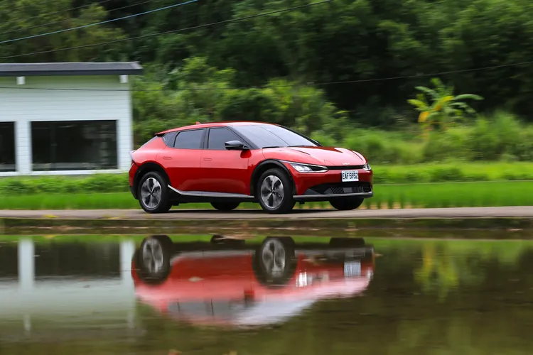 Kia EV6 Air增程版電動馬達瞬間扭力直達峰頂的特性，足以帶來貼背感之外，更不會讓人覺得手忙腳亂。林浩昇攝