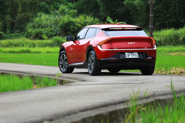 Kia EV6在亮相之初就以相當前衛科幻的外型設計吸引眾人眼球。林浩昇攝