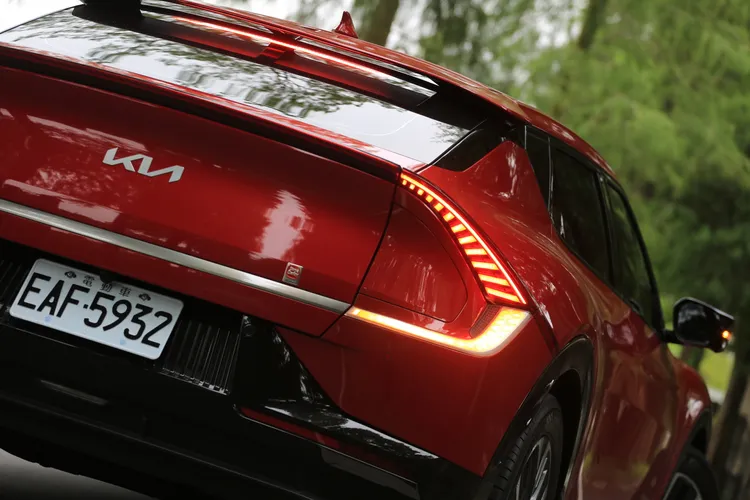 雙月之刃尾燈上層內嵌漸層式LED導光條，立體菱格鍍鉻飾條中，則巧妙地將方向燈組隱藏其中。林浩昇攝