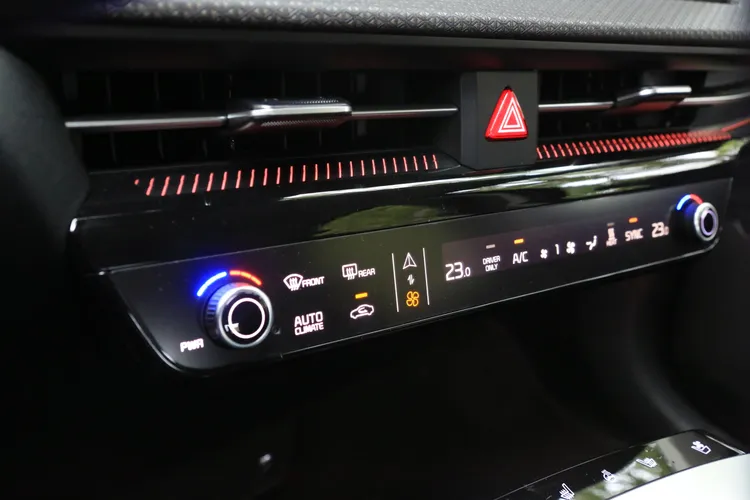 透過電容式觸控方式，可輕易變換螢幕內包含空調、中央螢幕快捷鍵等功能，相當便利且科技化。林浩昇攝