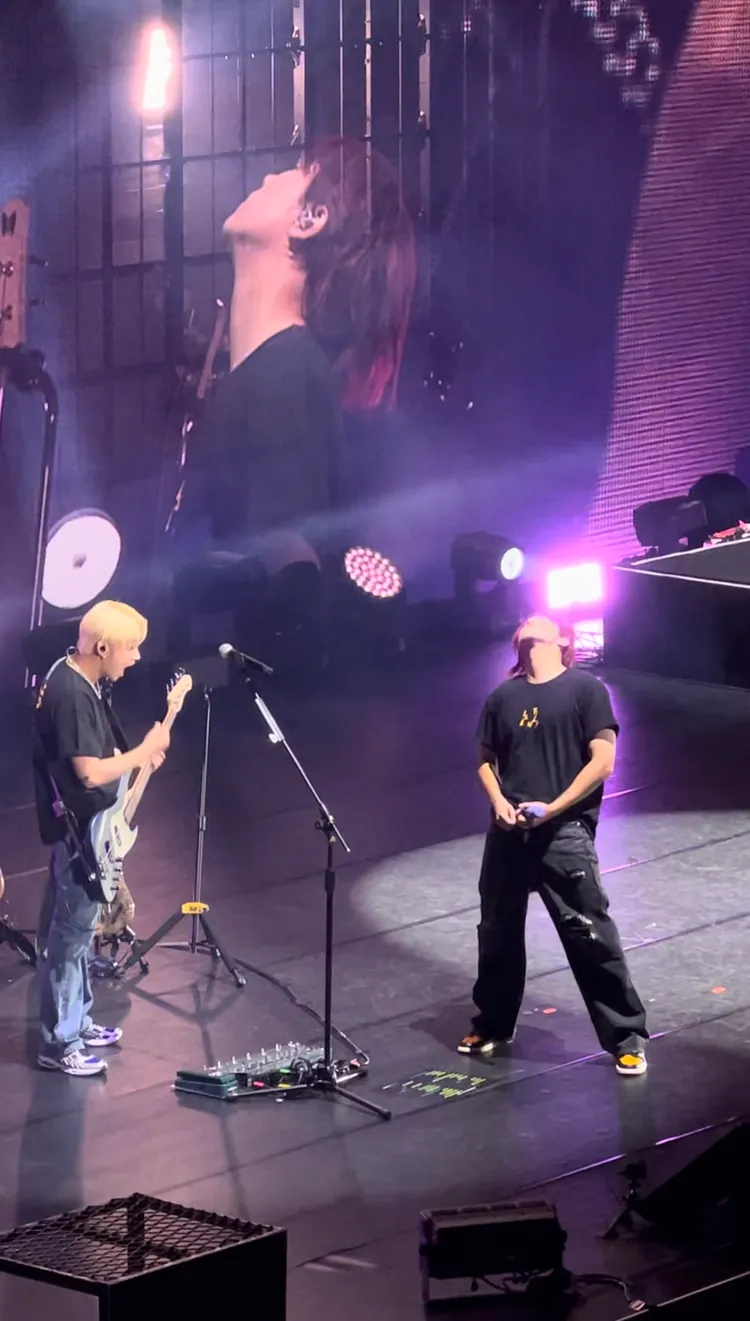 李洪基唱到《I Hope》陶醉彈起「麥克風」，位置剛好放在腰際間，讓李在真想歪。讀者提供