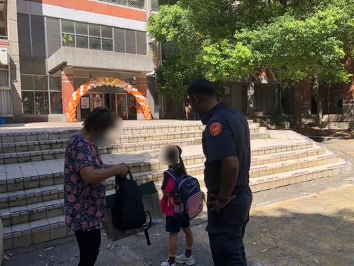 開學日糊塗嬤帶孫女上學　因這事上了警車