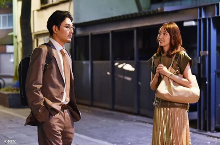 新垣結衣（右）在日劇中使用品牌的Ray托特包。翻攝NTV