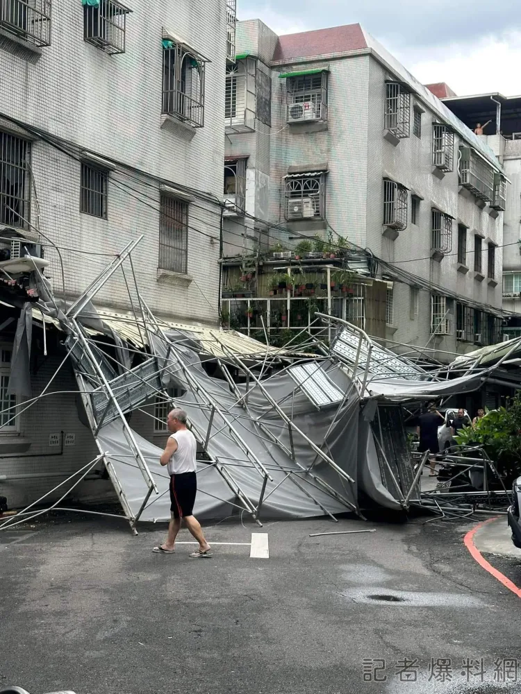 新莊24樓建案鷹架砸落街頭。翻攝自記者爆料網