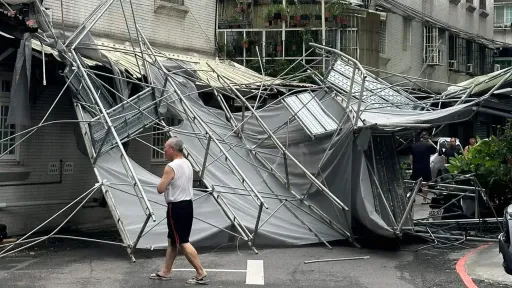 卡努颳恐怖強風!新莊24樓建案鷹架倒塌 驚人畫面曝光