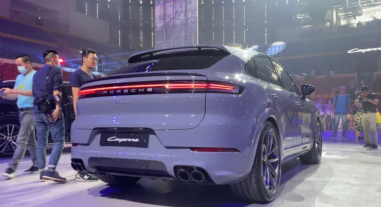 保時捷全新 Cayenne 的標準懸吊系統搭載含保時捷主動式懸載調整系統（PASM）的鋼製彈簧，全新的減震筒採用雙閥門技術，使彈簧回彈與壓縮的段數可各自獨立，帶來最佳操控性能表現。林浩昇攝