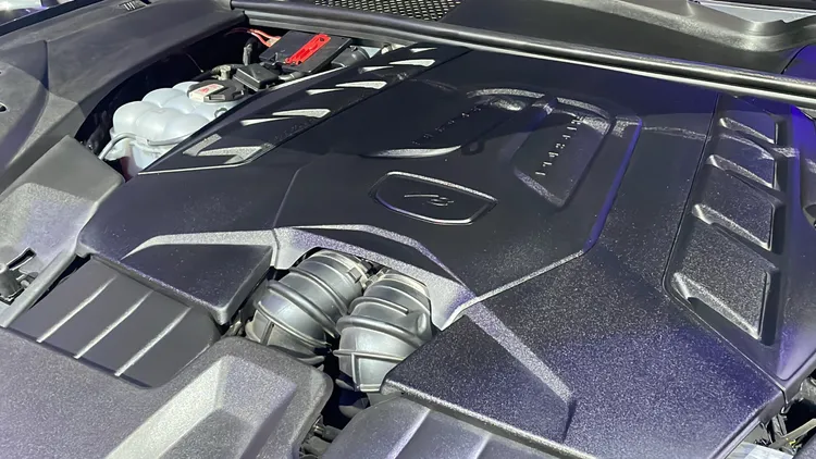 Cayenne S 搭載 4.0 升 V8 雙渦輪引擎，具有 474 PS（349 kW）最大馬力與 600 Nm的扭力輸出，比前代車型高出 34 PS（25 kW）與50Nm，無論是 SUV 或 Coupé 的0-100km/h加速都只需要 4.7 秒。林浩昇攝