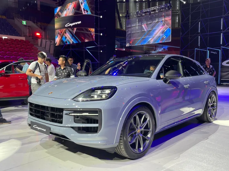 全新的車頭造型結合更飽滿的拱型前葉子鈑、全新的引擎蓋與充滿科技感的頭燈，凸顯出車輛的寬幅。林浩昇攝