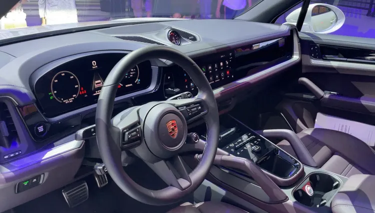 全新Cayenne車艙首度運用來自於 Taycan 的保時捷駕駛者體驗設計概念，注重並最佳化駕駛者的操作軸心。林浩昇攝