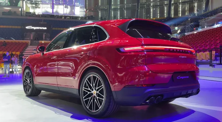 全新 Cayenne 的車尾設計特點包含3D 立體設計的尾燈，全新後保桿整合了車牌框，使尾門下部造型更顯簡潔。林浩昇攝