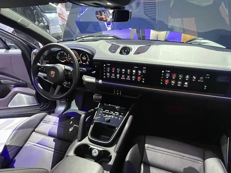 座艙首度搭載 12.6 吋的全數位儀錶，標配12.3吋保時捷通訊管理系統（PCM）中央螢幕，乘客座亦首次提供一具 10.9 吋的顯示幕作為選配項目。林浩昇攝
