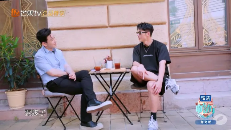 黃曉明（左）好奇問許光漢打算什麼時候生小孩。翻攝湖南衛視芒果TV官方頻道YT