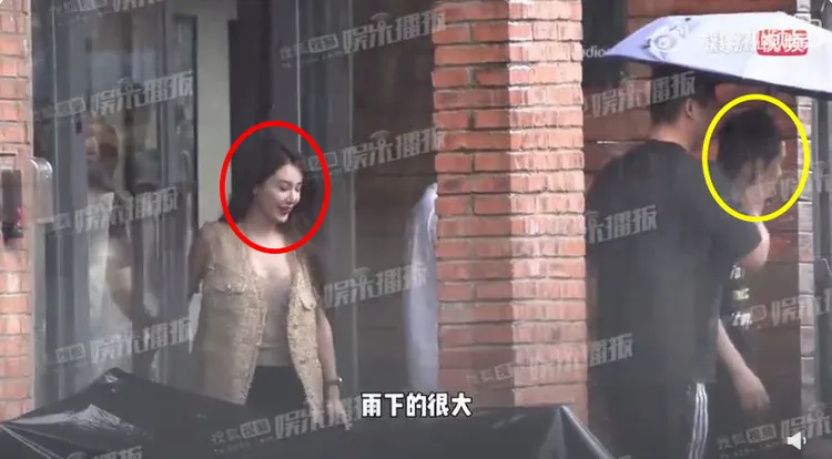 黃曉明（黃圈處）日前被拍到帶趙仕瑾（紅圈處）出入工作場合。翻攝搜狐娛樂