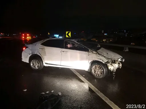 離奇！女駕駛國道撞護欄噴飛　竟遭後車輾死拖行2.4公里
