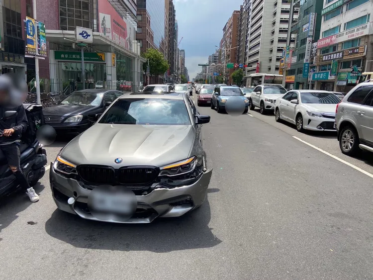 阮經天的BMW。翻攝畫面