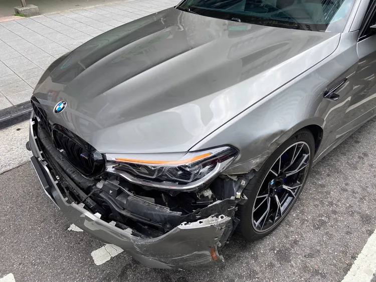 BMW車頭保險桿毀損。翻攝畫面