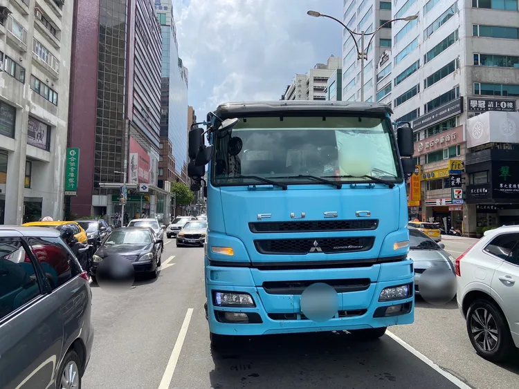 與阮經天BMW擦撞的水泥車。翻攝畫面