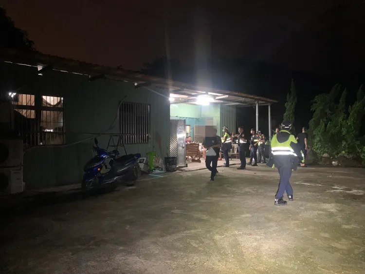 警方前往該處鐵皮屋查緝。翻攝畫面