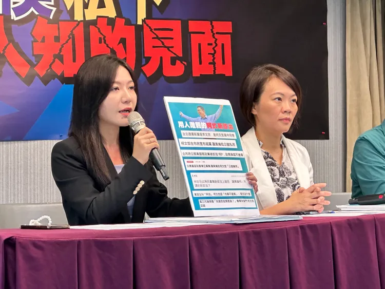 吳沛憶（左）舉出柯文哲爭議新聞。潘袁詩羽攝